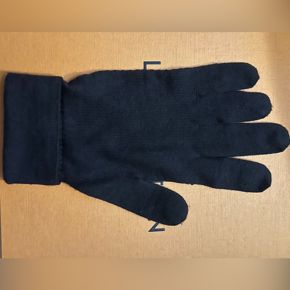 Louis Vuitton Damier Wool Gloves - Picture 3 of 5